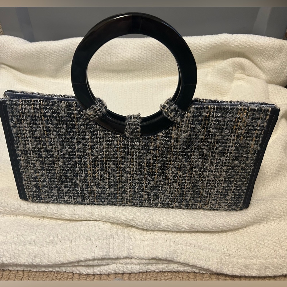 Cute retro looking navy and cream colored handbag - Picture 1 of 2